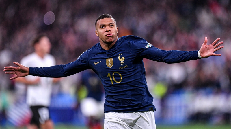 Kylian Mbappe dù còn rất trẻ nhưng xứng đáng bước vào hàng ngũ huyền thoai với cống hiến