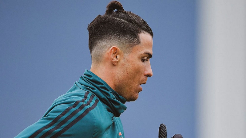 Đôi khi Ronaldo cũng trẻ trung và đầy thời thượng với kiểu tóc này